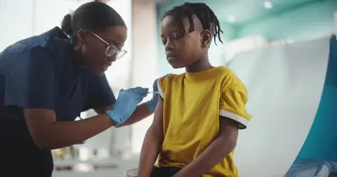 💉 टीकाकरण (Vaccination) कब और क्यों ज़रूरी है? माता-पिता के लिए पूरी गाइड